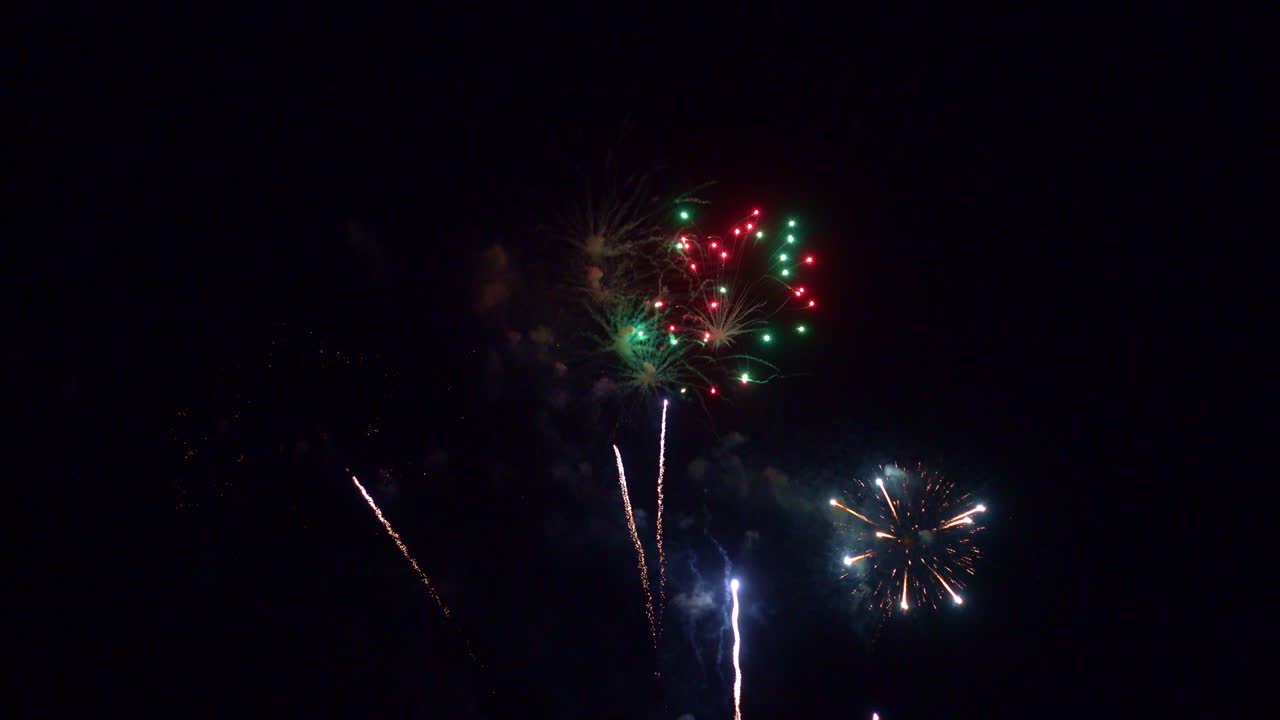 hermosa exhibición de trabajo de fuego colorido por la noche para la celebración en el festival