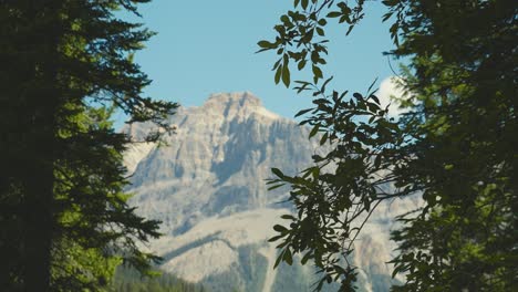 Ein-Atemberaubender-Blick-Auf-Die-Kanadischen-Berge-An-Einem-Klaren,-Blauen,-Sonnigen-Tag