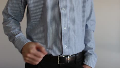 그의 손으로 확인 표시를 만드는 젊은 사업가