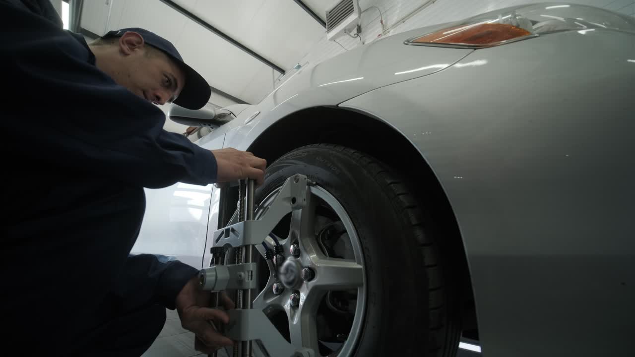 alineación de las ruedas del coche en un garaje