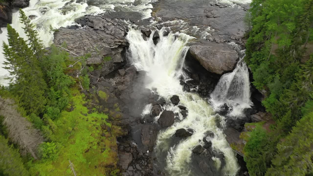 la cascada de ristafallet en la parte occidental de jamtland está catalogada como una de las cascadas más hermosas de suecia.