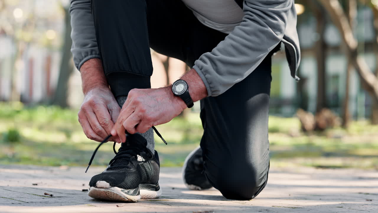 공원 에서 조 하기 전 에 달리는 신발 을 는 사람