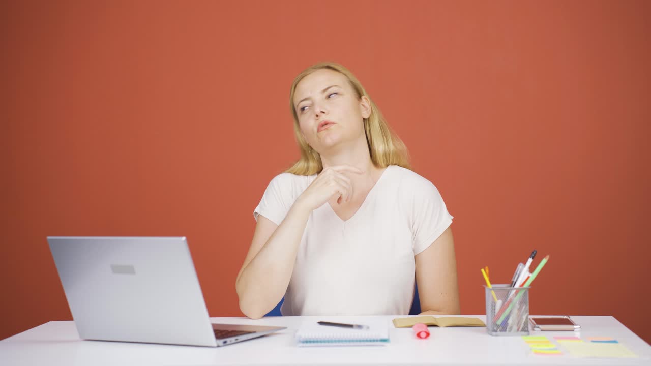 la mujer mirando la computadora portátil es reflexiva.
