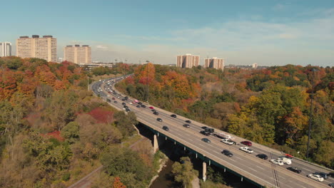 color de otoño sobre don valley parkway toronto ontario canadá