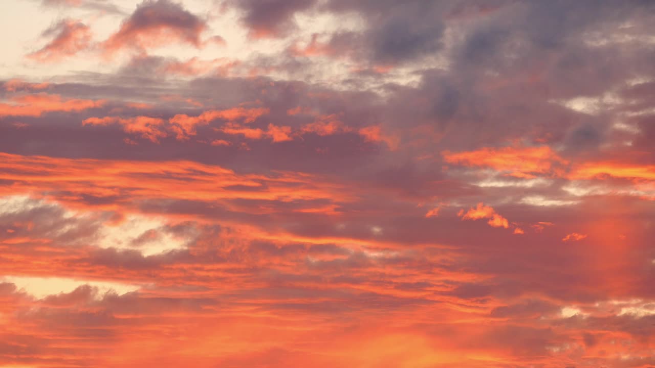 생동감 넘치는 색채로 찬란한 해가 지는 하늘