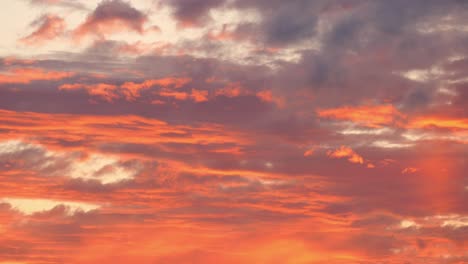 un cielo impresionante al atardecer con colores vibrantes