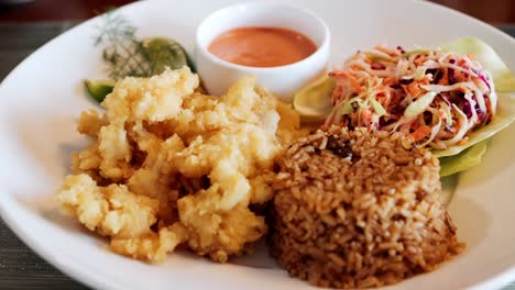 Sabrosa-Cena-De-Pescado-Con-Arroz,-Ensalada-De-Col-Y-Salsa,-Plato-Gourmet