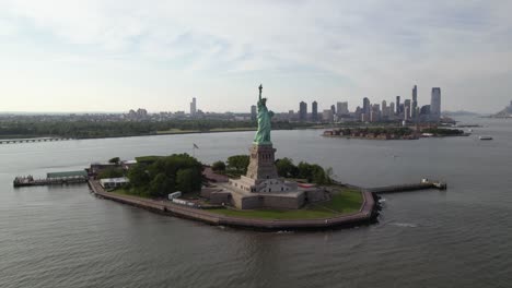 Luftaufnahme-Um-Die-Freiheitsstatue-In-New-York,-USA-–-Heranzoomen,-Kreisen,-Drohnenaufnahme