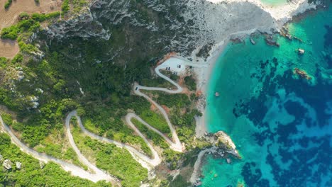 Vista-De-Arriba-Hacia-Abajo-Idílico-Paisaje-Natural,-Agua-Esmeralda-Y-Camino-En-Zigzag,-Playa-De-Agia-Eleni