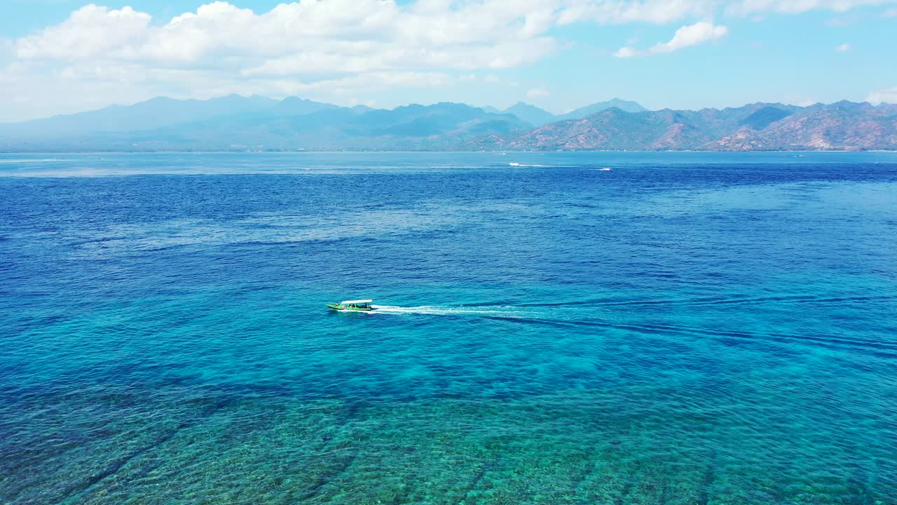 모래 해변 필리핀과 수밀론 섬 근처에서 항해하는 관광 보트