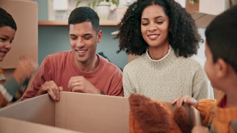 mudándose, juguetes y familia con cajas en sus nuevas