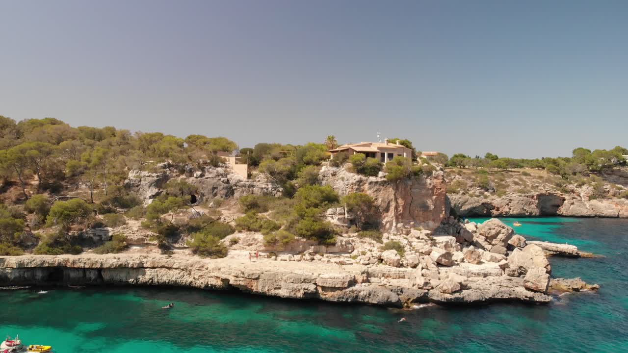 Spagna Maiorca Cala Llombards e Cala Santanyi in 4k 24fps con filtri ND, riprese con un DJI Mavic Air con splendide viste sulle spiagge, rocce, barche e acqua cristallina