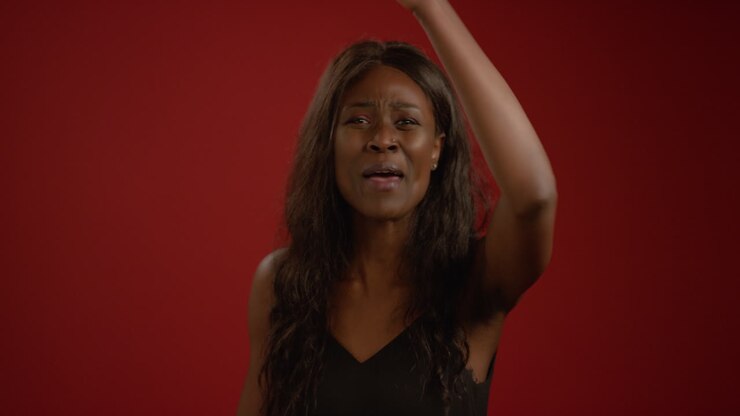 Femme criant de colère devant la caméra