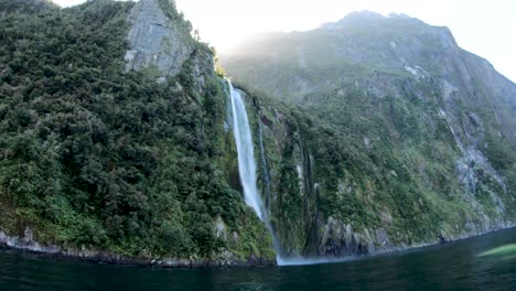 Wunderschöne-Wasserfälle-Während-Einer-Kreuzfahrt-Rund-Um-Den-Milford-Sound-In-Neuseeland