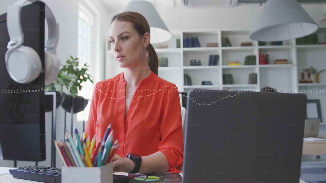 Animazione dell’elaborazione dati su una donna d’affari caucasica in ufficio