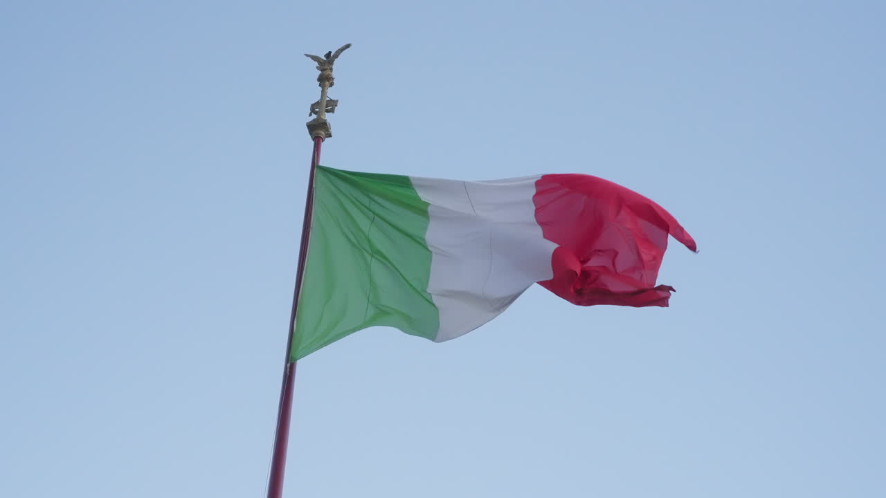 Bandiera italiana che sventola al rallentatore