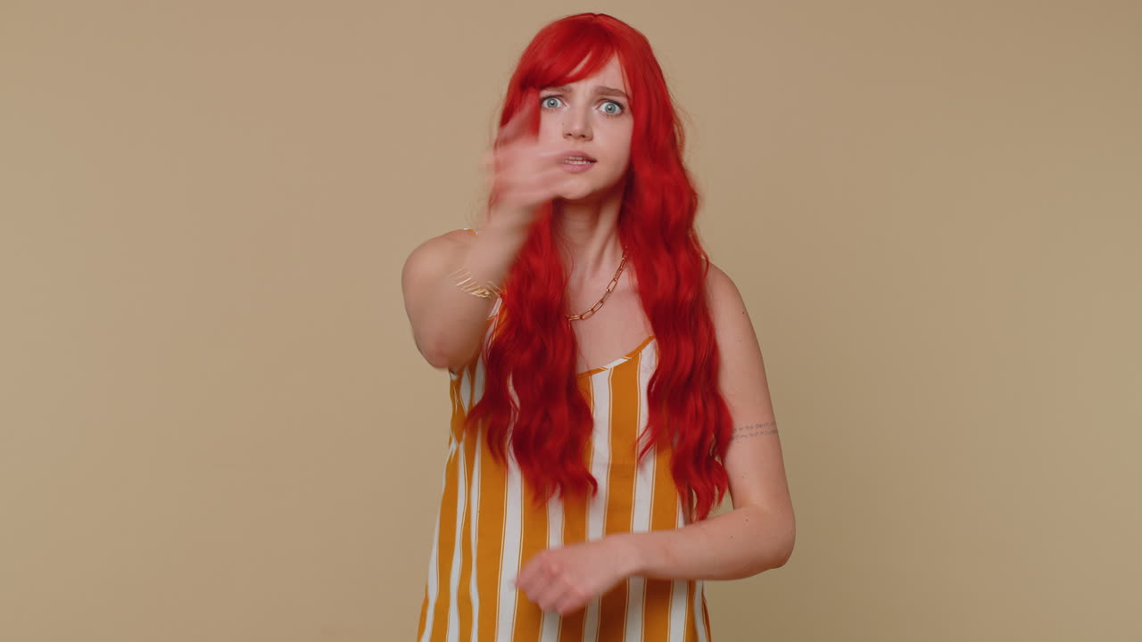 불만족한 소녀는 짜증과 불만으로 손을 흔들고, 실패에 대해 비난하고, 왜 그런지 묻습니다.