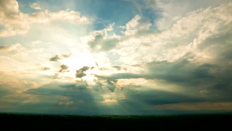 timelapse colorido cielo dramático con nubes al amanecer