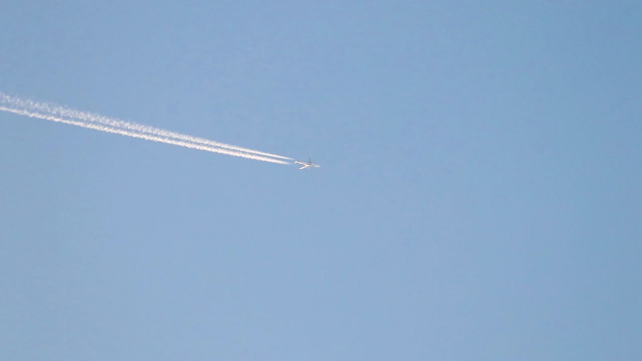 самолет в чистом голубом небе с земли