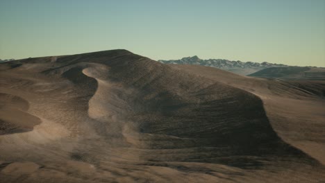 vista aérea de grandes dunas de arena en el desierto del sáhara al amanecer