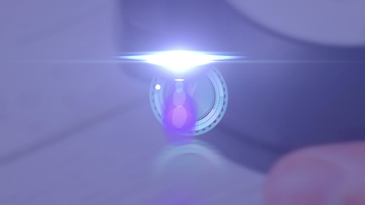 흐릿한 배경에 빛의 흔적 위의 시계와 함께 회전하는 안전 잠금의 애니메이션