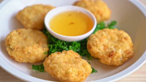 tortitas de gambas fritas con salsa dulce