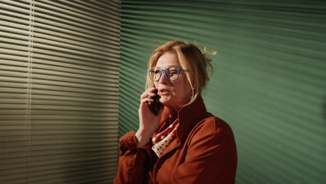 mujer de negocios anciana hablando por teléfono móvil