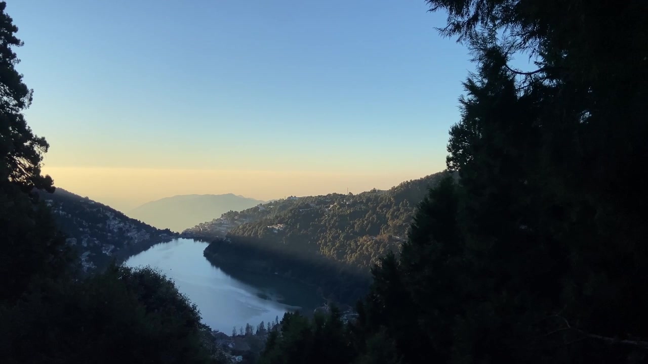 Pemandangan pagi Danau Nainital dari atas.