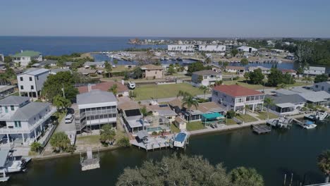 Video-De-Drones-De-4k-De-Casas-Frente-Al-Mar-En-Canales-En-La-Playa-De-Hudson-En-El-Golfo-De-México-En-Florida