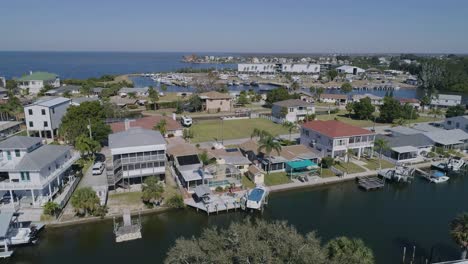 vídeo de drones 4k de casas frente al mar en canales en hudson beach en el golfo de méxico en florida