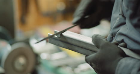 trabajador de la industria lijando metal con lima de metal 1