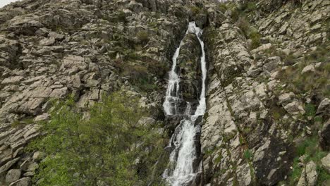 preciosa cascada en el valle del jerte, españa