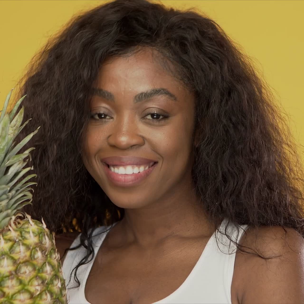 파인애플을 가진 긍정적인 여자