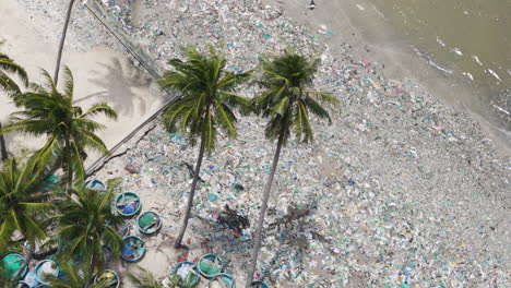 aerial de arriba hacia abajo de la playa tropical cubierta con bolsas de botellas de plástico y desechos de basura palmera sureste asiático concepto de la agenda ambiental 2030