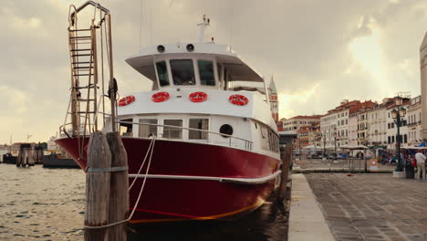 Boot-Vor-Anker-In-Venedig-Bei-Sonnenuntergang