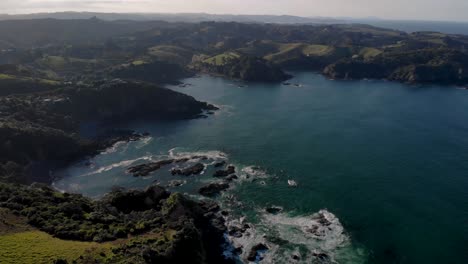 Panoramic-View-Of-Coastal-Islands-With-Crashing-Waves-Through-Seastacks-In-Northland,-New-Zealand