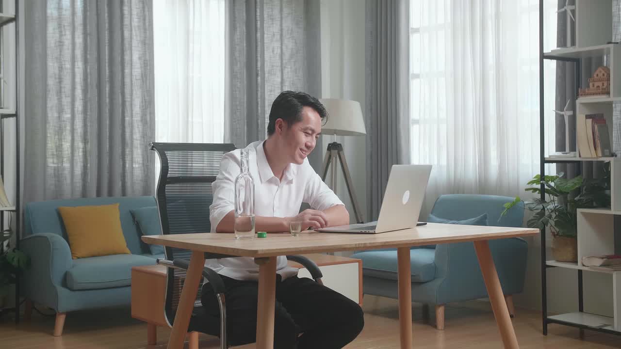 집이나 사무실에서 알코올을 마시는 남자