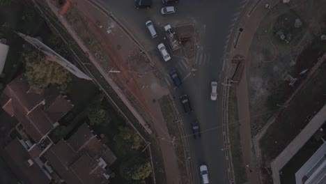 video aéreo de arriba hacia abajo de una rotonda ocupada en nairobi, kenia