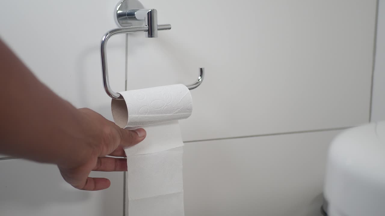 화장실 에서 화장실 종이 를 찾고 있는 사람