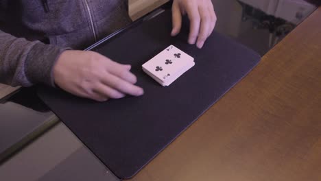 las cartas mezcladas una vez y cuadradas