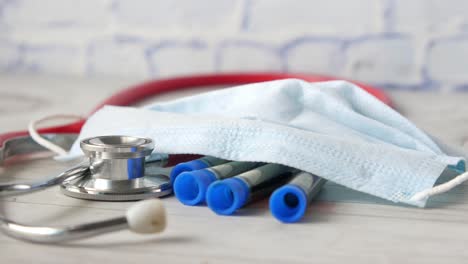 equipamento médico e tubos de exame de sangue