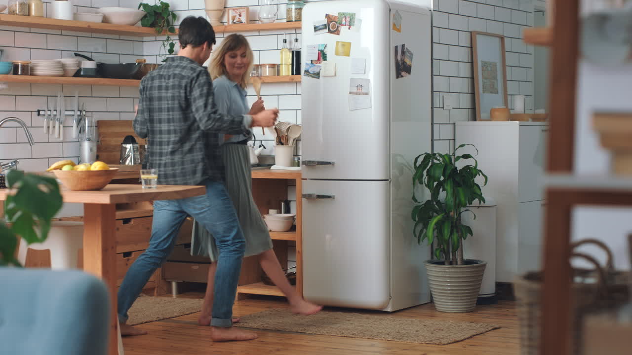 música, energía y danza por pareja cantando