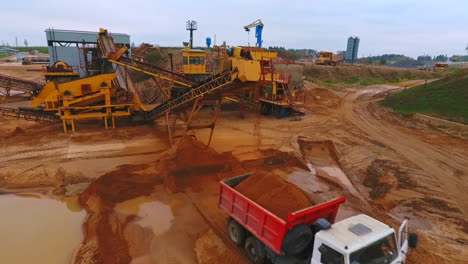 Bergbauausrüstung-Im-Sandsteinbruch.-Bergbauindustrie.-Bergbau-Förderband