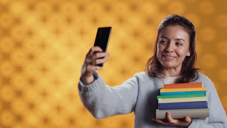 mujer entusiasta de la lectura filmando videos de redes sociales con su teléfono inteligente