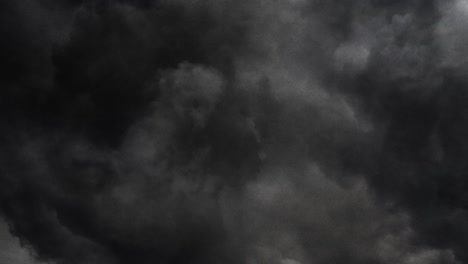 Aus-Der-4K-Perspektive-Bewegte-Sich-Ein-Gewitter-In-Den-Dunklen-Cumulonimbus-Wolken