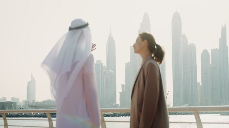 Couple se promenant dans le paysage urbain de Dubaï