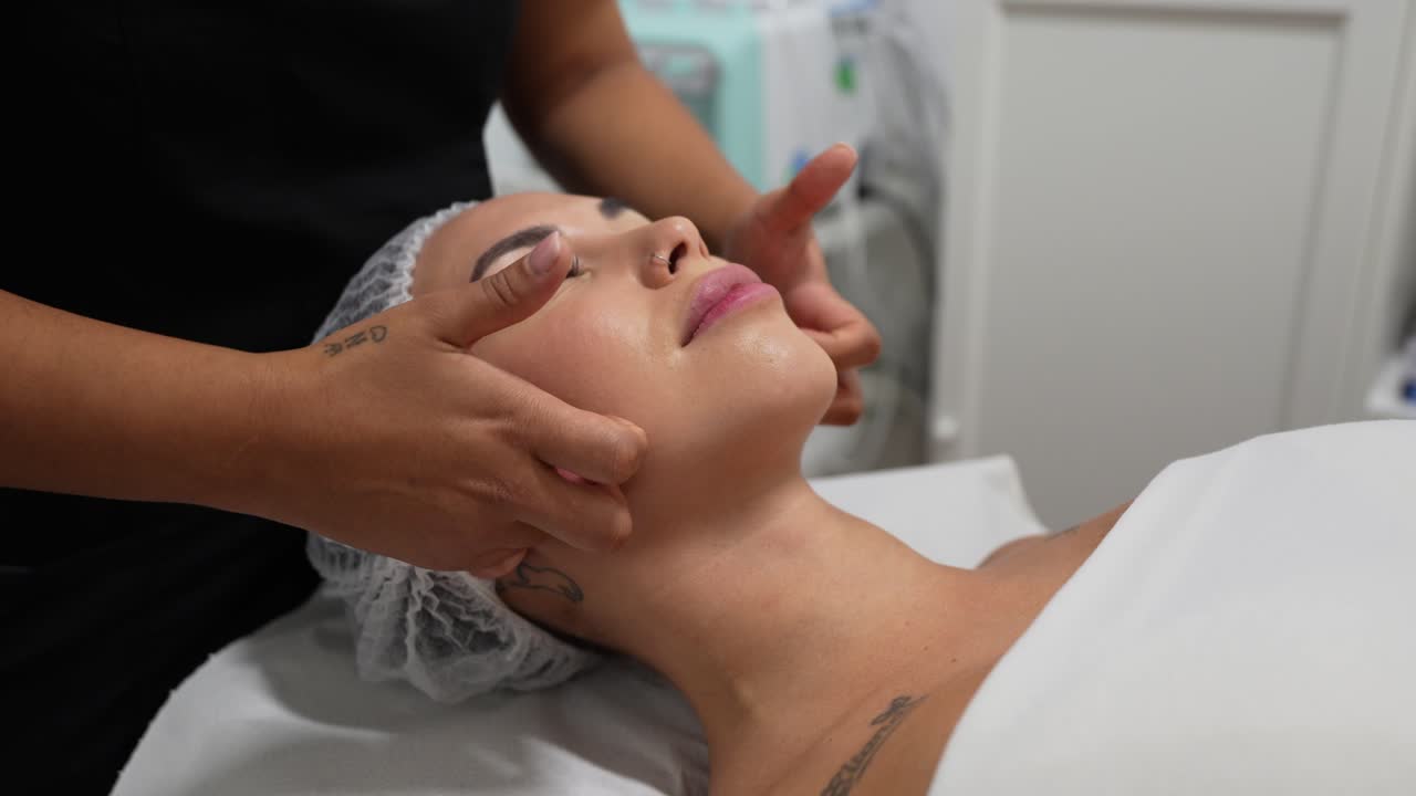 Donna che riceve un massaggio facciale per la cura della pelle e il relax