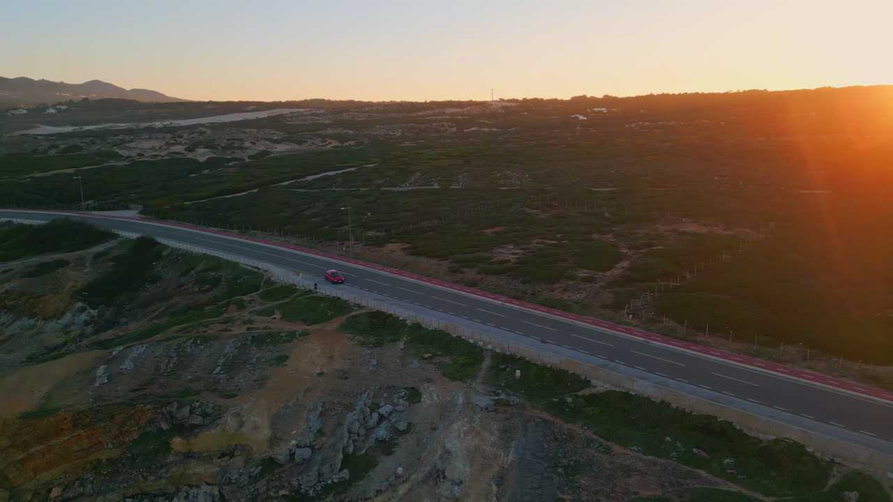drone disparó una carretera pintoresca en la hermosa naturaleza al atardecer.