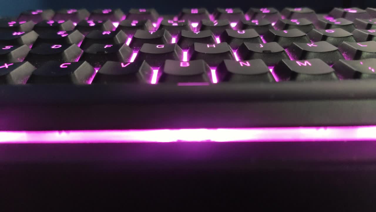 teclado con luces sobre una mesa