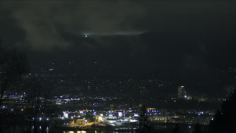 escena nocturna de la ciudad de vancouver, bc, tomada desde la montaña burnaby.